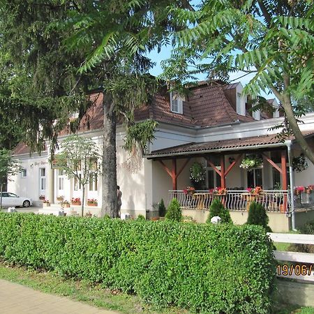 Апарт отель Goecsej Palatinus Etterem Es Panzio Залаэгерсег Экстерьер фото