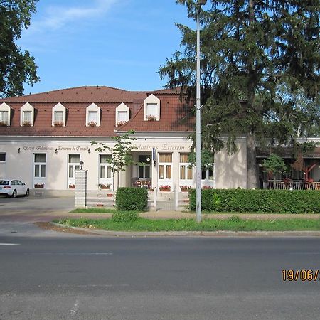 Апарт отель Goecsej Palatinus Etterem Es Panzio Залаэгерсег Экстерьер фото